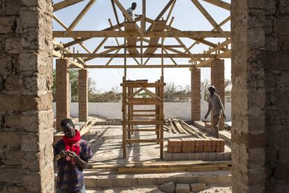 Otra vista de las obras del centro cultural Aminata (Gandiol, Senegal), que recibe su nombre en un homenaje a Nerea Pérez-Arróspide, una amiga de Mamadou Dia fallecida trágicamente cuando colaboraba en estos proyectos.