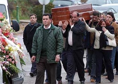 El entierro de las víctimas alcalaínas en los atentados terroristas del 11-M han tenido lugar en el Cementerio Jardín de Alcalá de Henares.