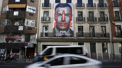 Cartel con el lema electoral del PSOE en su sede madrileña de Ferraz.