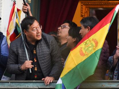 El presidente de Bolivia, Luis Arce, después de dar un mensaje desde el balcón presidencial.