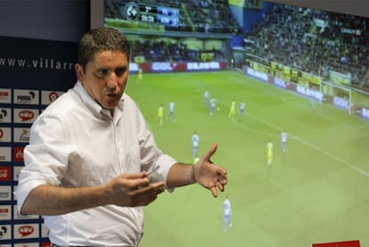 Juan Carlos Garrido da instrucciones a los periodistas.