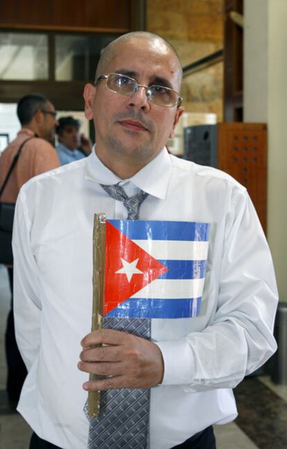 José Ubaldo Izquierdo, uno de los cinco presos políticos cubanos que han llegado hoy a Madrid, ha denunciado que Cuba ha limitado el número de familiares que podían seguirle.