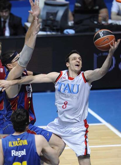 Rakocevic captura el balón pese a la oposición de Santiago.