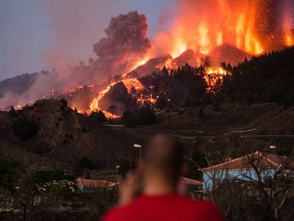 Un hombre observa la lava y el humo del volcán de Cumbre Vieja, en La Palma, este lunes.