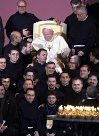 El Papa, Juan Pablo II, rodeado de frailes franciscanos, en Asis