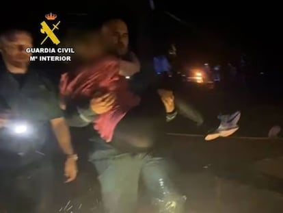 Un guardia civil carga en brazos al niño Izan el lunes 3 de septiembre por la mañana.