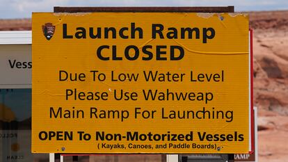 Un letrero con la frase "Rampa de lanzamiento cerrada" en el lago Powell, en Arizona, después de que los niveles de agua alcanzaran un mínimo histórico. 