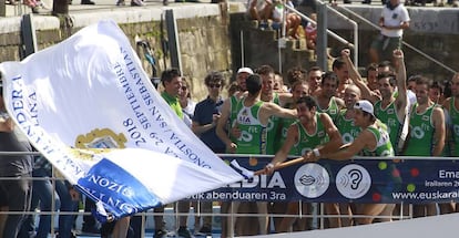 Los remeros de Hondarribia ondean la Bandera de La Concha, en San Sebastián.