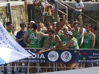 Los remeros de Hondarribia ondean la Bandera de La Concha, en San Sebastián.