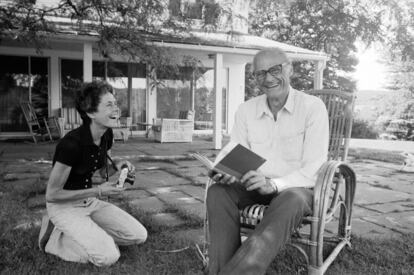 La fotógrafa Inge Morath y su marido, el escritor Arthur Miller, en su casa de Connecticut, en 1975.