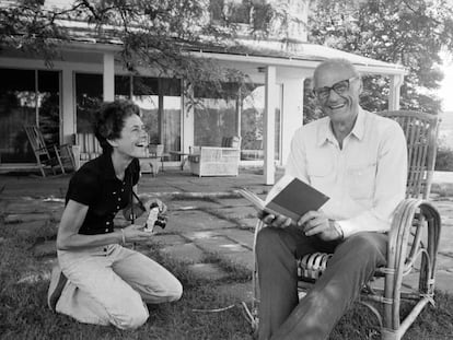 La fotógrafa Inge Morath y su marido, el escritor Arthur Miller, en su casa de Connecticut, en 1975.