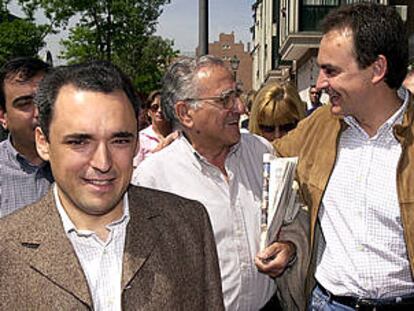 Rafael Simancas (izquierda) y José Luis Rodríguez Zapatero, ayer en Torrejón de Ardoz (Madrid).