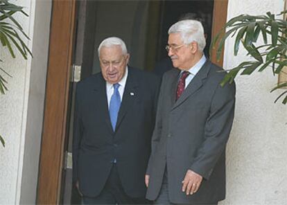 El primer ministro israelí, Ariel Sharon (izquierda), y su homólogo palestino, Abu Mazen, conversan tras la cumbre con George Bush en Áqaba (Jordania).