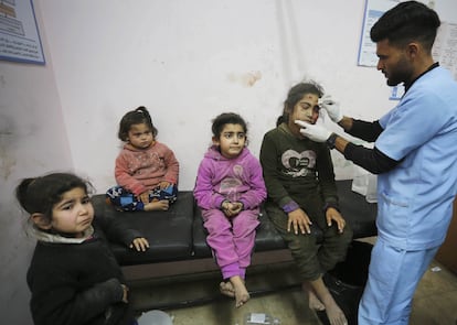 Un médico atiende a cuatro niñas heridas en un ataque israelí en el hospital de los Mártires de Al Aqsa, en Deir el Balah, en Gaza, este lunes.