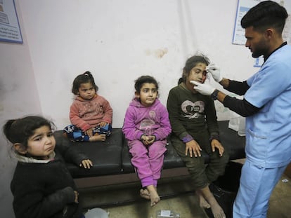 Un médico atiende a cuatro niñas heridas en un ataque israelí en el hospital de los Mártires de Al Aqsa, en Deir el Balah, en Gaza, este lunes.