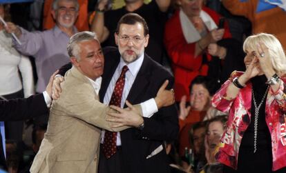 El candidato del PP a la presidencia de la Junta de Andalucía, Javier Arenas, y el presidente del Gobierno y candidato a la presidencia del Gobierno, Mariano Rajoy, el 21 de febrero de 2008, se abrazan en un acto previo a la campaña de las elecciones generales y andaluzas del 9 de marzo.