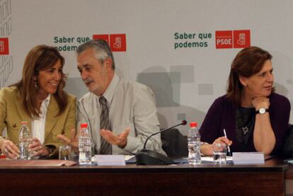 Primera reunión de la ejecutiva regional del PSOE andaluz tras el cambio de Gobierno. De izquierda a derecha, Susana Díaz, José Antonio Griñán y Rosa Torres.