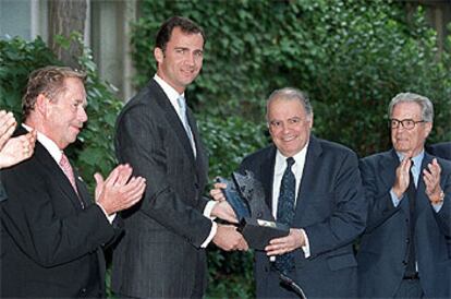 El príncipe Felipe entrega el Premio Juan Lladó a Enrique Iglesias, ayer en Madrid.
