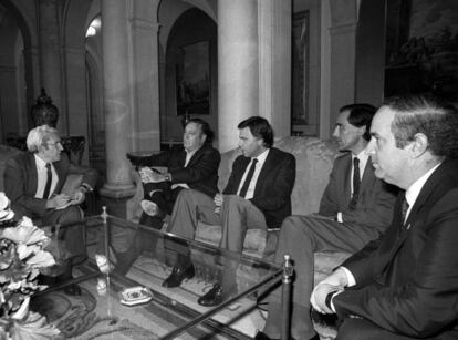 De izquierda a derecha, Marecelino Camacho, secretario general de CC OO; Nicolás Redondo, secreterio general de la UGT; Felipe González, presidente del Gobierno; Carlos Ferrer Salat, presidente de la CEOC; y Juan Aguilar, de la CEPYME, durante una reunión con los agentes sociales en el palacio de La Moncloa.