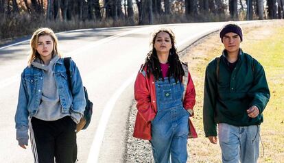 Desde la izquierda, Chloë Grace Moretz, Sasha Lane y Forrest Goodluck, en 'La (des)educación de Cameron Post'.