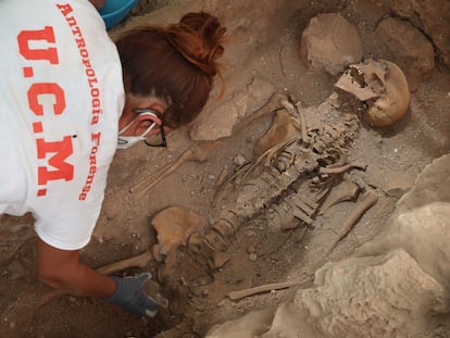 Trabajos de exhumación de la fosa común anexa al cementerio de Almagro, en Ciudad Real, el 15 de mayo.