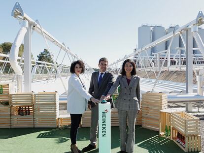 La alcaldesa de Quart de Poblet, Cristina Moreno, a la izquierda, junto al presidente Carlos Mazón, y la ejecutiva de Heineken, Carmen Ponce, en la apertura de la planta termosolar.