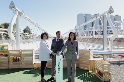 La alcaldesa de Quart de Poblet, Cristina Moreno, a la izquierda, junto al presidente Carlos Mazón, y la ejecutiva de Heineken, Carmen Ponce, en la apertura de la planta termosolar.