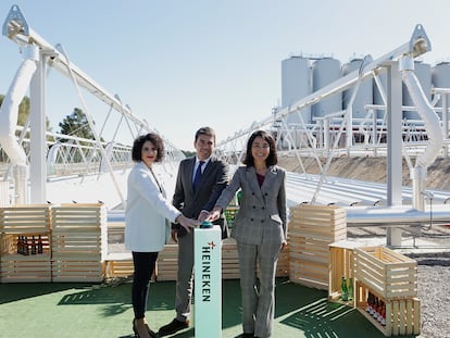 La alcaldesa de Quart de Poblet, Cristina Moreno, a la izquierda, junto al presidente Carlos Mazón, y la ejecutiva de Heineken, Carmen Ponce, en la apertura de la planta termosolar.