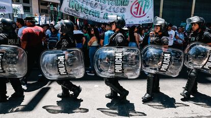 Policías antidisturbios durante una manifestación en contra del Gobierno de Javier Milei, en Buenos Aires, el pasado 22 de diciembre.