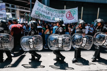 Policas antidisturbios durante una manifestacin en contra del Gobierno de Javier Milei, en Buenos Aires, el pasado 22 de diciembre.