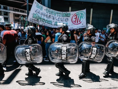 Policías antidisturbios durante una manifestación en contra del Gobierno de Javier Milei, en Buenos Aires, el pasado 22 de diciembre.