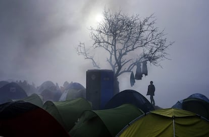 Un jove camina entre les tendes d'un campament improvisat a la frontera entre Grècia i Macedònia, prop del poble grec d'Idomeni, el 8 de març del 2016.