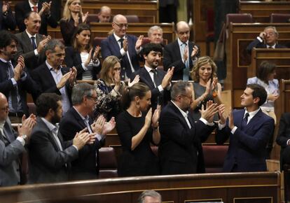 El presidente de Ciudadanos, Albert Rivera (d), es aplaudido por los diputados de su grupo tras su intervención.