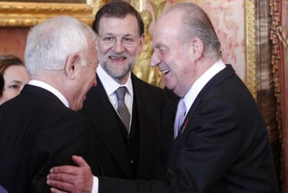 El Rey saluda al ministro de Exteriores, José Manuel García-Margallo, en presencia de Rajoy.