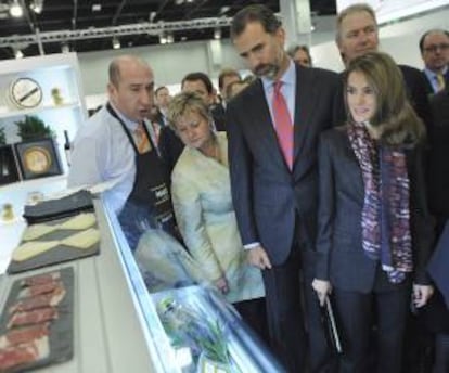 Los príncipes de Asturias Felipe (2ºdcha) y Letizia (dcha) visitan los stands de las empresas españolas que participan en l aFeria de alimentación Anuga, la mayor del mundo en este sector, que se celebra en Colonia (Alemania) hoy, lunes 7 de octubre de 2013.