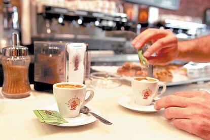 Dos cafés listos para tomar en la barra de una cafetería de Barcelona.