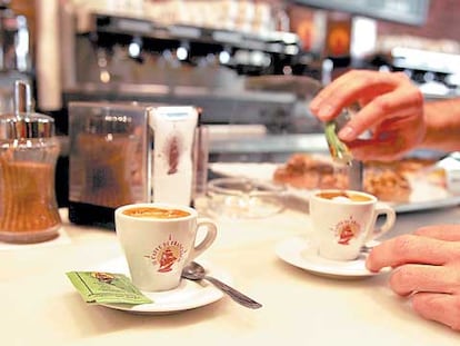 Dos cafés listos para tomar en la barra de una cafetería de Barcelona.