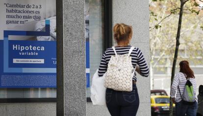 Un cartel con una oferta hipotecaria en una oficina bancaria en Madrid