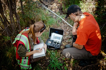 Dos científicos recogen datos medio-ambientales en un paraje natural.