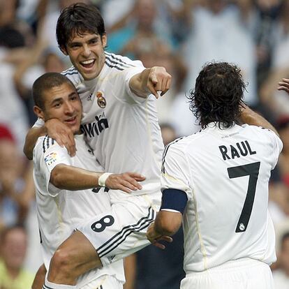 Benzema, Kaká y Raúl celebran un gol en la primera jornada contra el Deportivo.