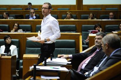 Javier Maroto pasa por delante de Juan Mari Aburto en el pleno de este jueves.