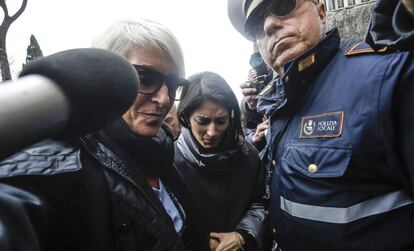 La alcaldesa de Roma, Virginia Raggi, a su llegada al Ayuntamiento.