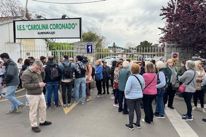 Concentración en la puerta del instituto Carolina Coronado de Almendralejo, el martes, en solidaridad con el menor que ha denunciado a otros cuatro compañeros por acoso y abusos sexuales.