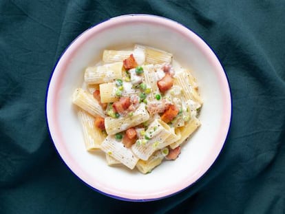 Pasta con guisantes, panceta y nata