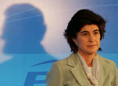 María San Gil, presidenta hasta mañana del Partido Popular vasco, delante de la sombra de Mariano Rajoy.