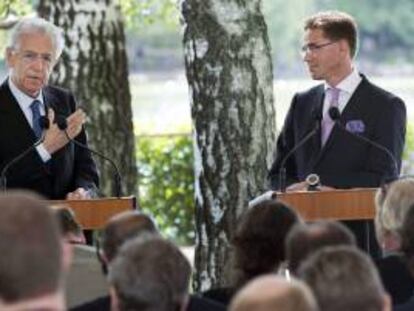 El primer ministro italiano Mario Monti (i) y el primer ministro finlandés Jyrki Katainen. EFE/Archivo