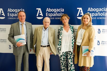 Antonio Morán, presidente de la Comisión de Asistencia Jurídica Gratuita del Consejo General de la Abogacía Española; José Juan Toharia, presidente de Metroscopia; Victoria Ortega, presidenta del Consejo General de la Abogacía Española; y Cristina Sancho, presidenta de la Fundación Aranzadi LA LEY