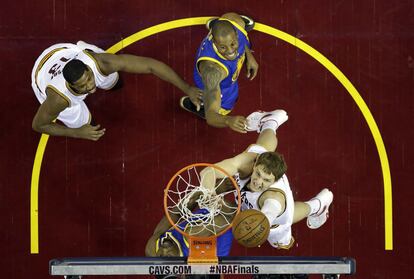 Mozgov lanza entre Barnes, Iguodala y Tristan Thompson.