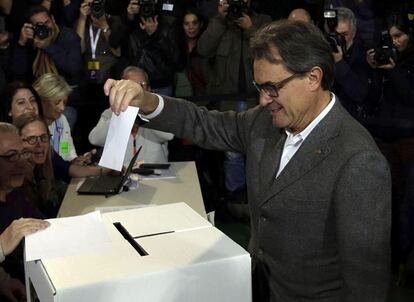 El presidente catalán, Artus Mas, vota en la consulta del 9-N