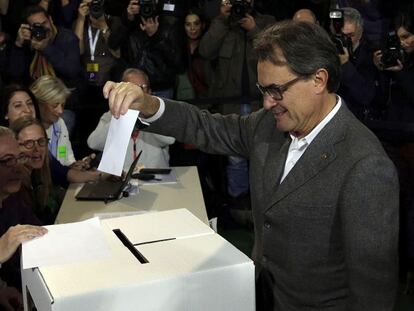 El presidente catal&aacute;n, Artus Mas, vota en la consulta del 9-N